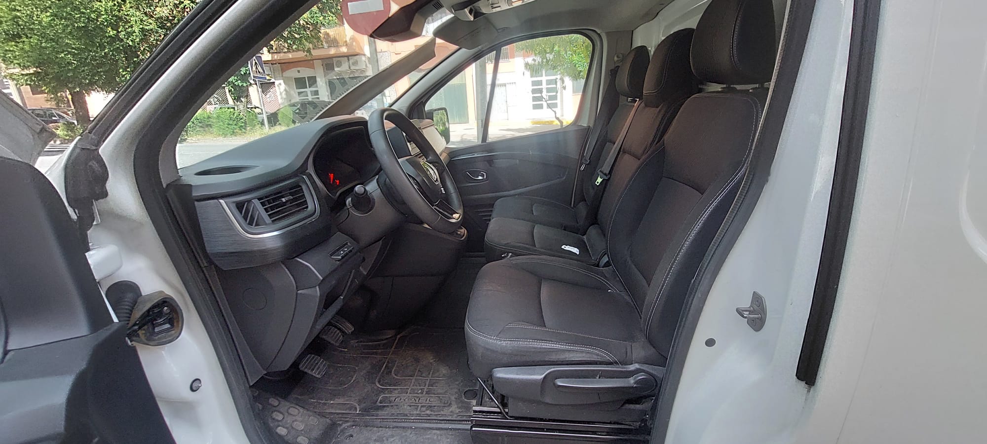 Renault Trafic 2.0 130CV miniatura 3